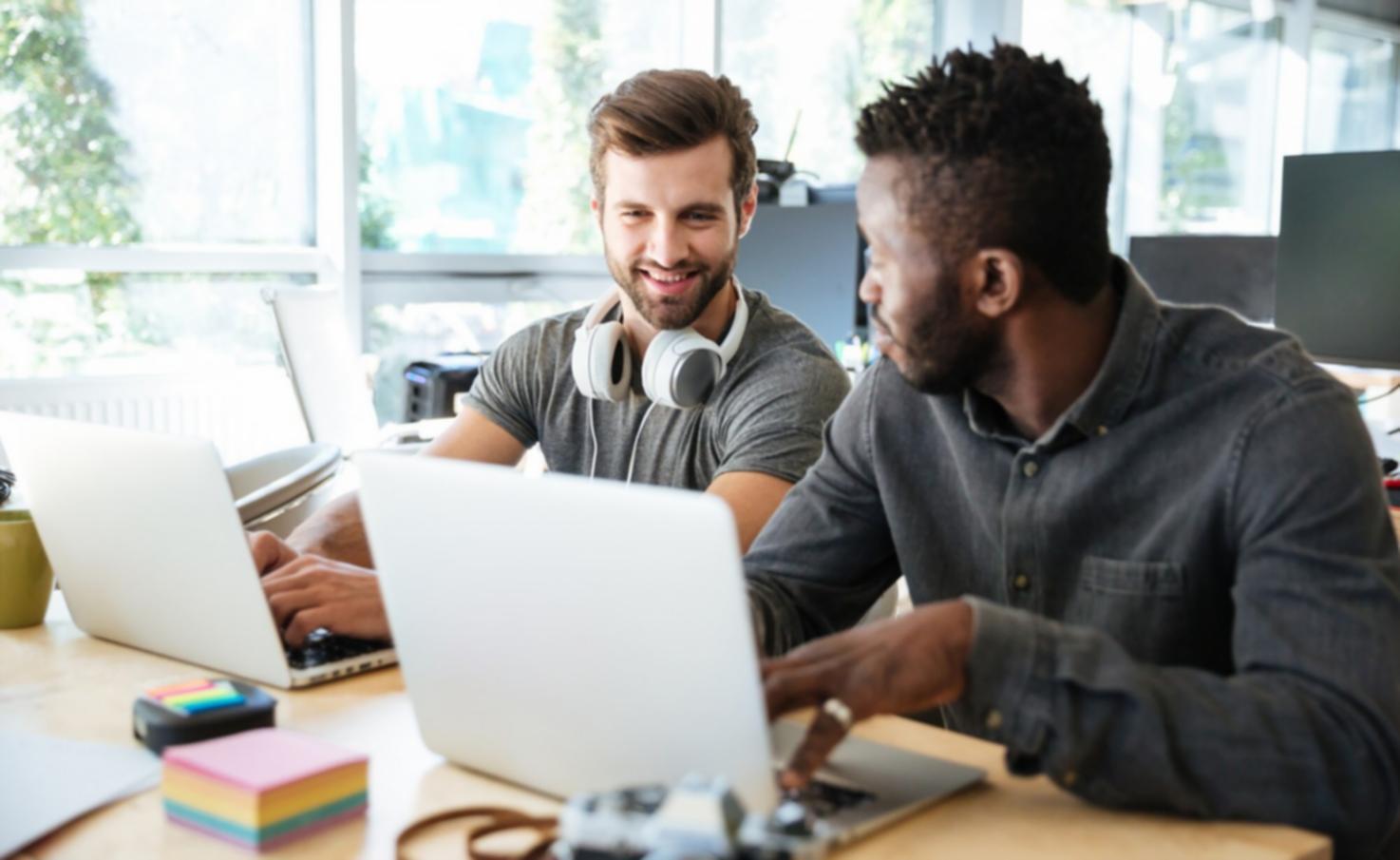 Estudiante trabajando en su proyecto de optimización financiera